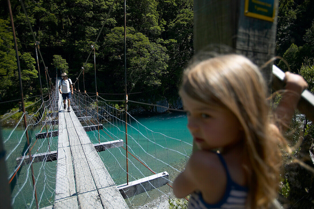 Mädchen an Hängebrücke, Weg zu den Bluepools, östlich Haas Pass, Südalpen, Südinsel, Neuseeland