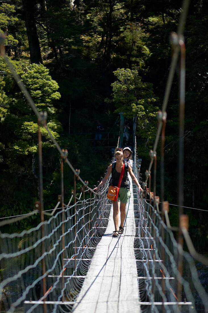 Mutter mit Kind auf Hängebrücke, Weg zu den Bluepools, östlich Haas Pass, Südalpen, Südinsel, Neuseeland