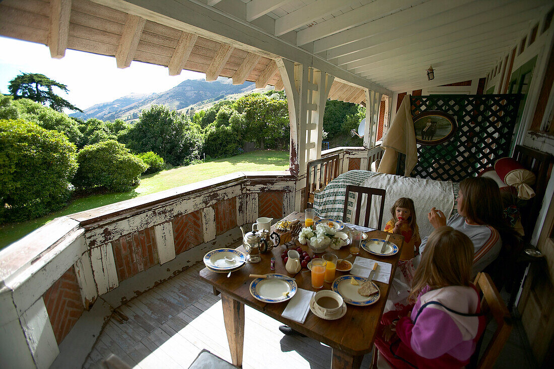 Frühstück mit Familie,  Rowendale, Okains Bay,  Banks Peninsula, Ostküste, Südinsel, Neuseeland