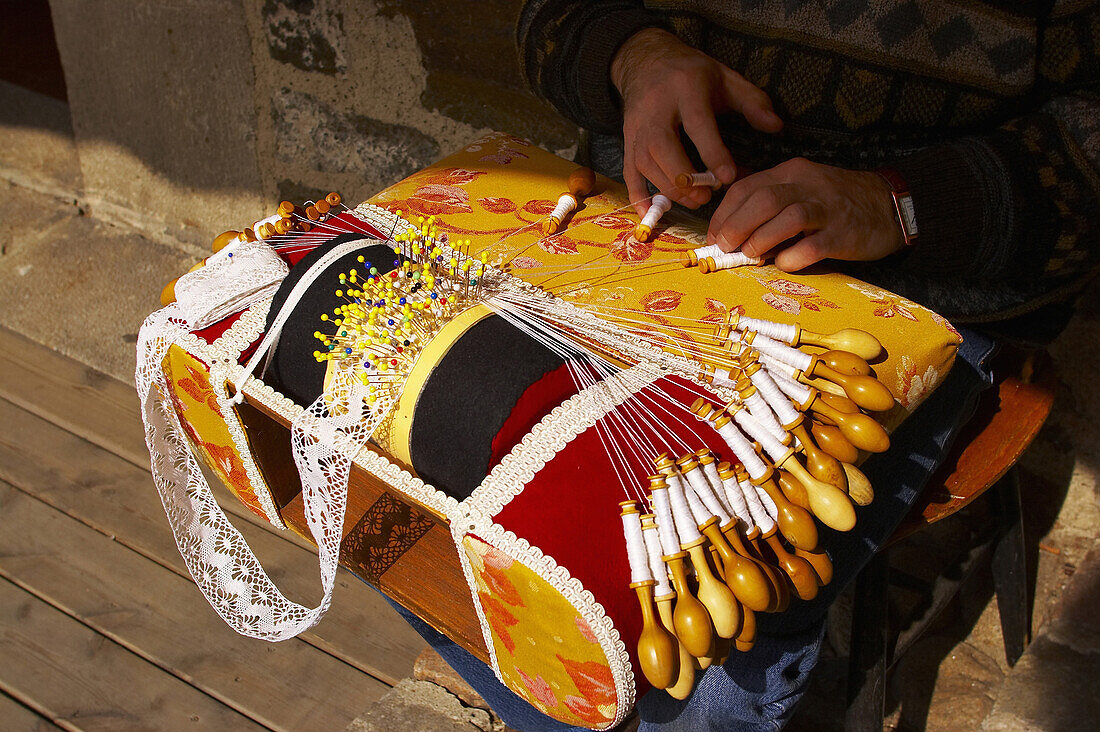 Spitzenklöppler bei der Arbeit, Jakobsweg, Via Podiensis, Le Puy-en-Velay, Auvergne, Dep. Haute-Loire, Frankreich