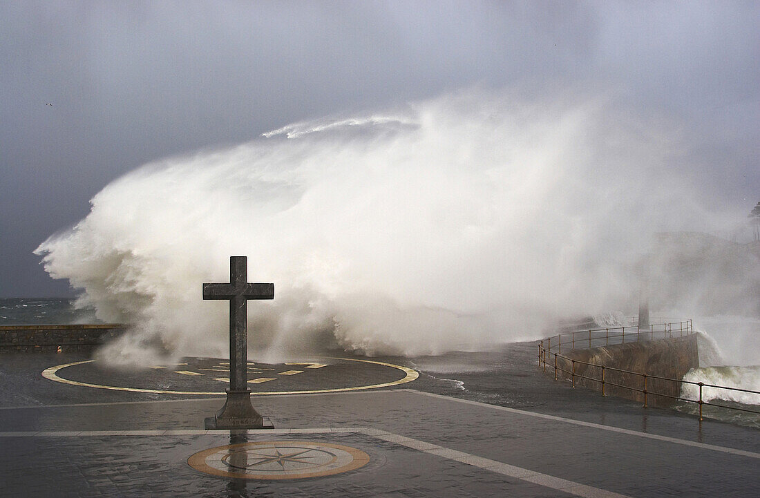 Küste mit Welle, von Sturmwind gepeitscht, Lekeitio, Lequeitio, Euskadi, Baskenland, Spanien