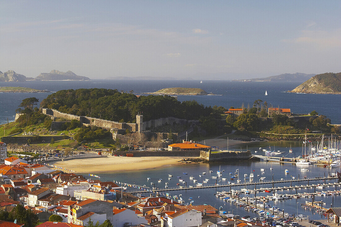 Baiona bay with harbour and fort, Fortaleza de Bayona, Islas Cies, Ría de Vigo, Rías Bajas, Baiona, Bayona, Galicia, Spain