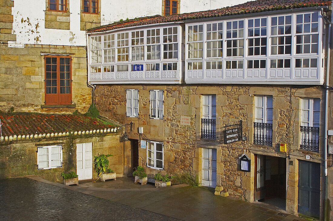 Alley near the cathedral in the evening sun, Santiago de Compostela, Galicia, Spain