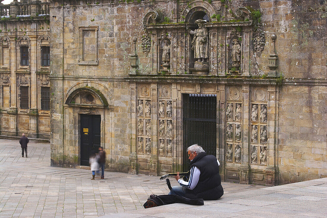 Guitarrenspieler, Ostseite der Kathedrale mit Puerta Santa, Skulpturen von Meister Mateo, Praza da Quintana, Santiago de Compostela, Galacien, Spanien