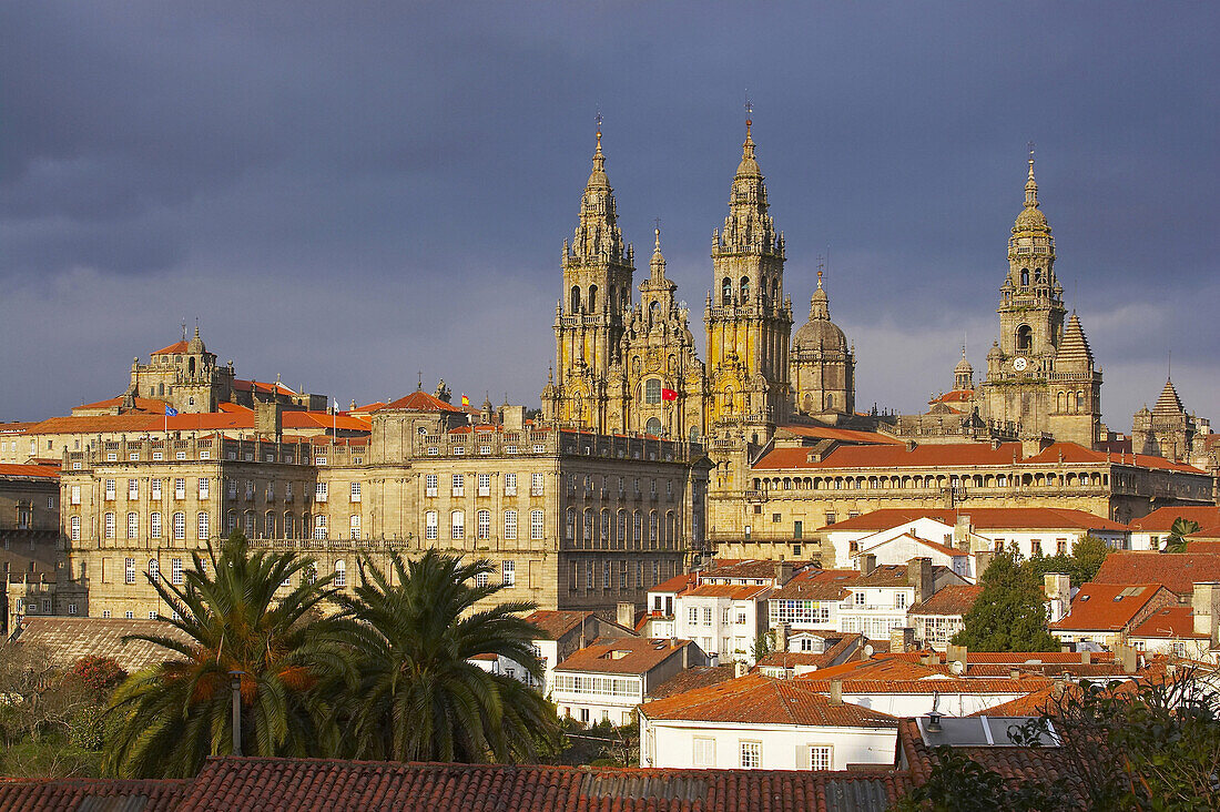 Westansicht der Kathedrale über die Altstadt, dramatischer Himmel, Santiago de Compostela, Galicien, Spanien