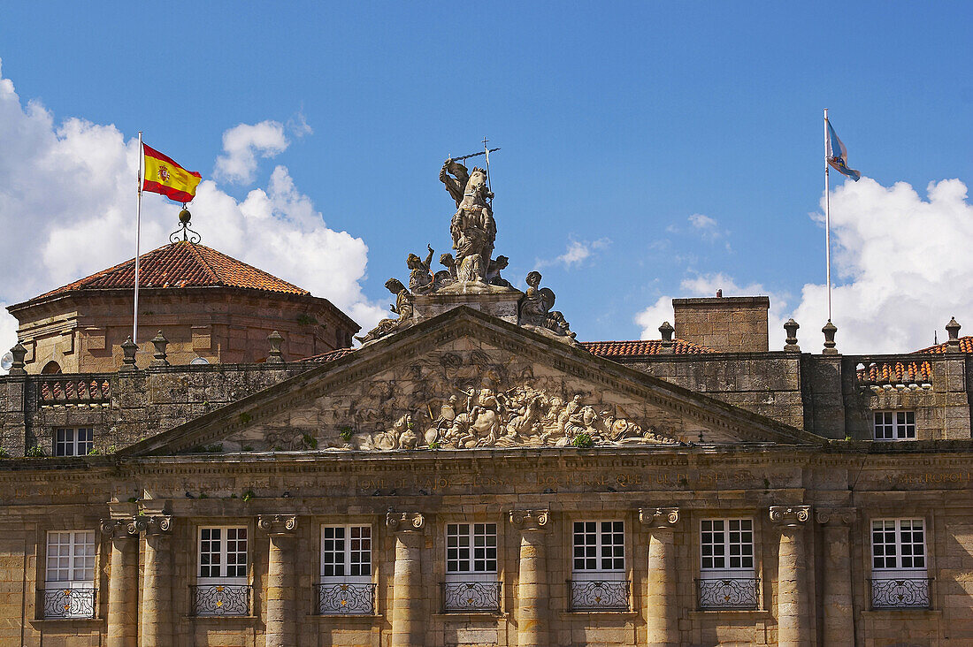 Palace mit Skulptur, Schlacht von Clavijo im Giebel, Pazo de Raxoi, Pazo de Rajoy, Praza do Obradoiro, Santiago de Compostela, Galacien, Spanien