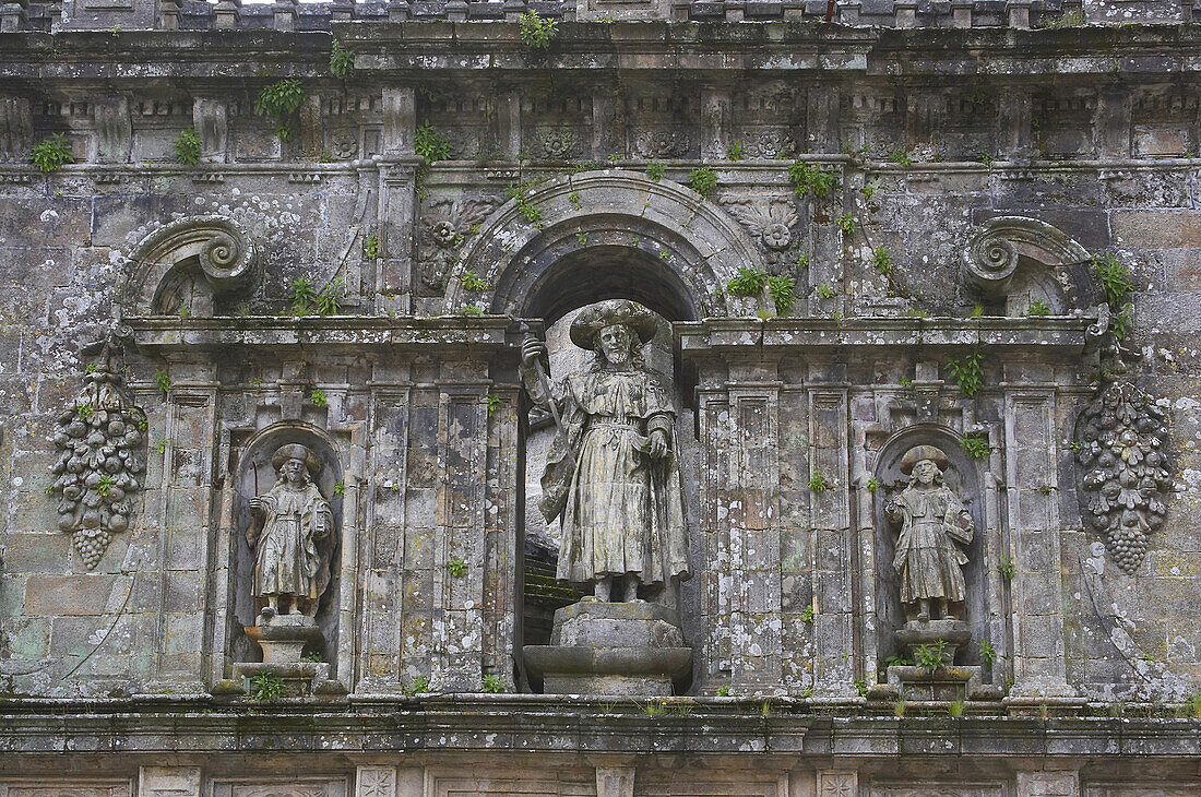 Puerta Santa mit Skulptur des hl. Jakobus, Ostseite der Kathedrale, Praza da Quintana, Santiago de Compostela, Galicien, Spanien