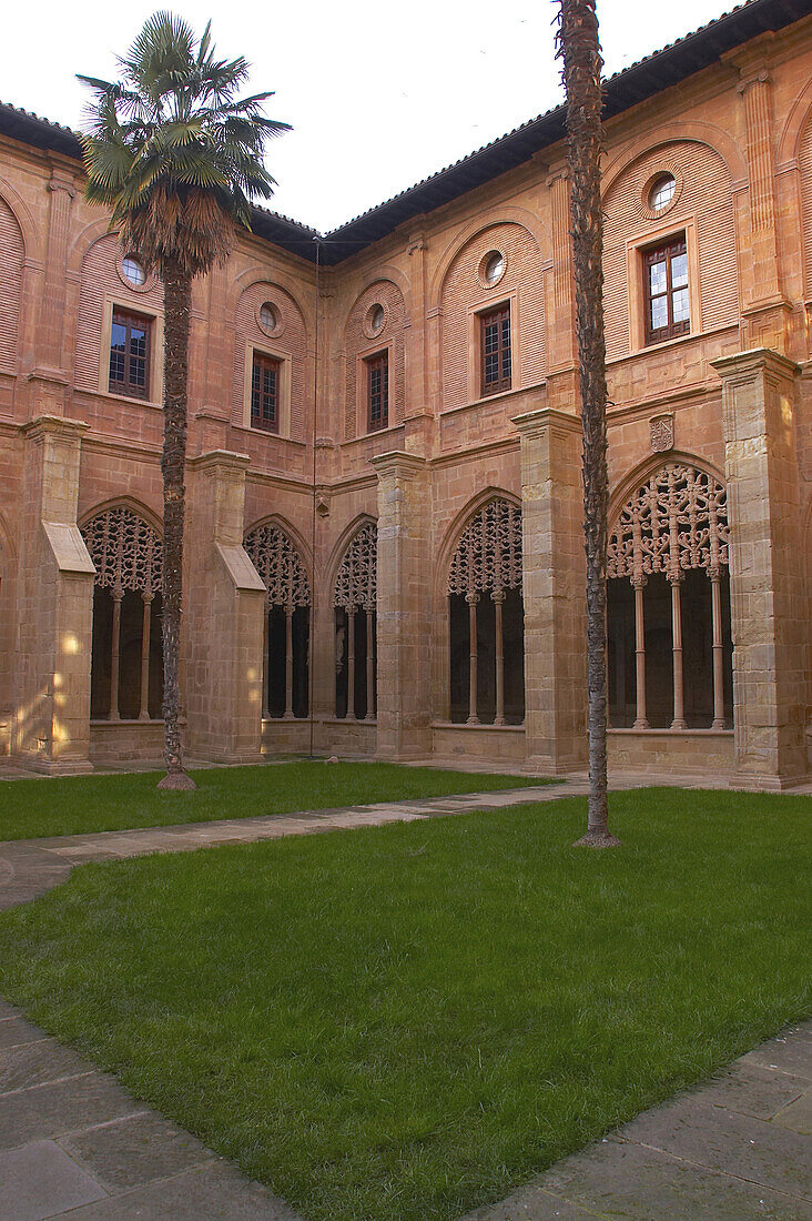 Außenansicht von Monasterio de Santa María la Real, Kreuzgang, Jakobsweg, Nájera, La Rioja, Spanien