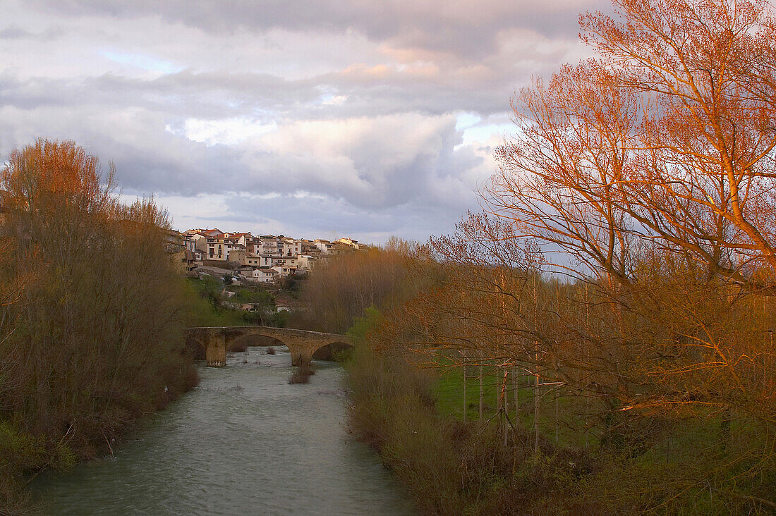 Landschaft mit alte steinerne Brücke in Lumbier über den Río Irati, Navarra, Spanien