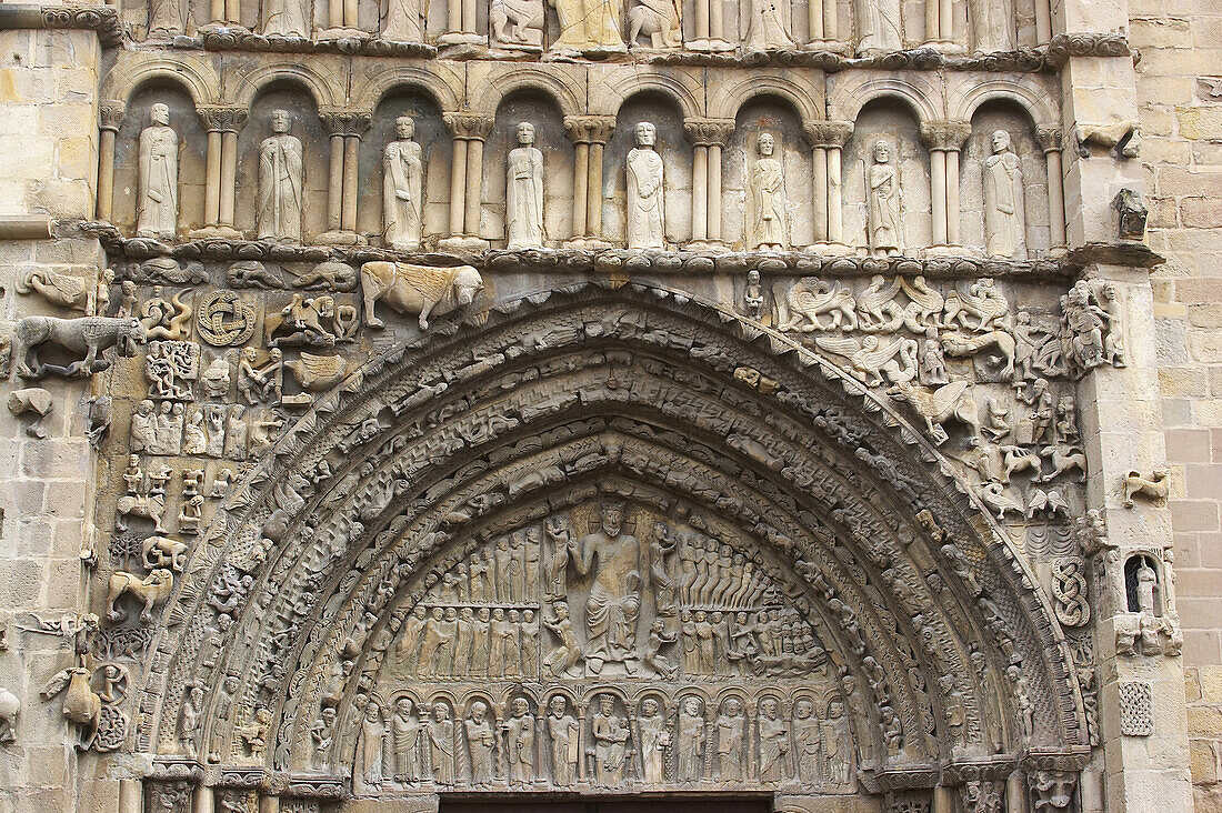 Hauptportal einer romanischen Kirche mit Skulpturenschmuck, Santa María la Real, Sangüesa, Navarra, Spanien