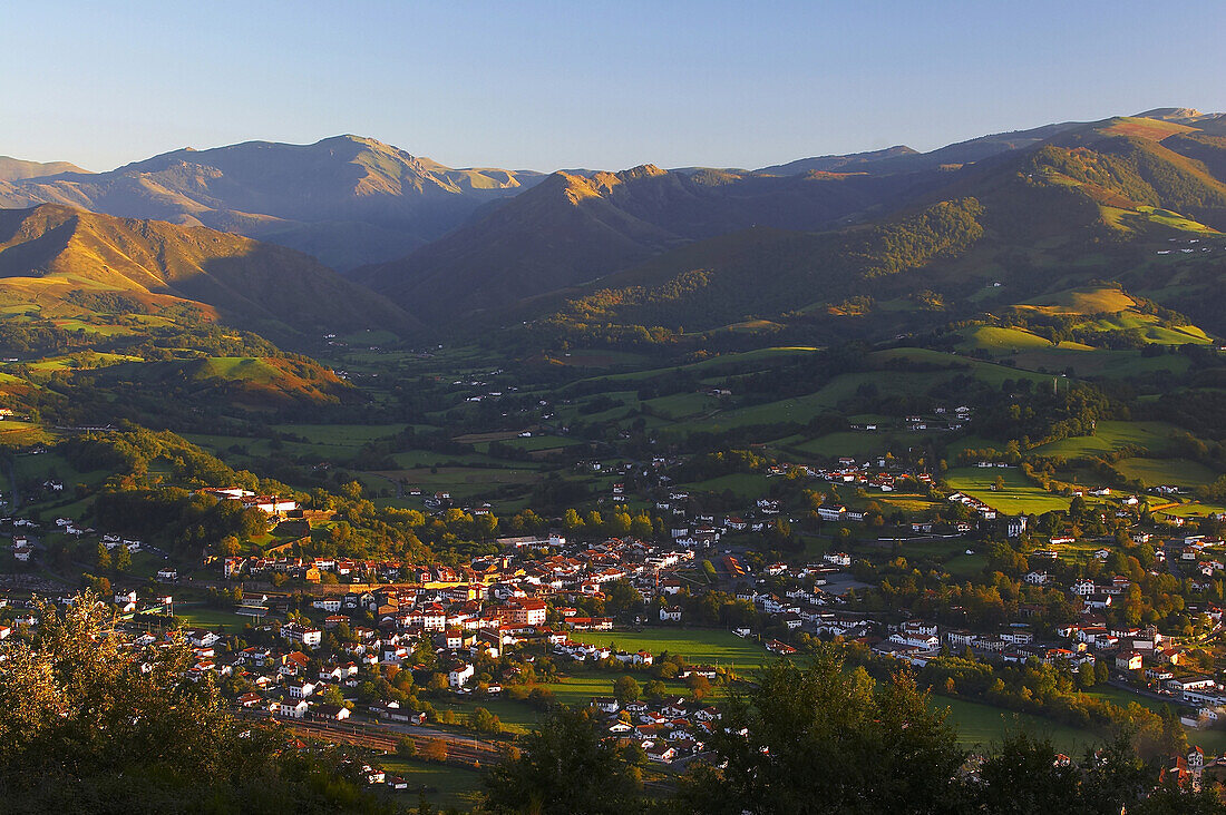 Blick auf Stadt und Berge in der Abendlicht, Herbst, Jakobsweg, St.Jean-Pied-de-Port, Pyrenäen, Dep.Pyrénées-Atlantiques, Baskenland, Frankreich