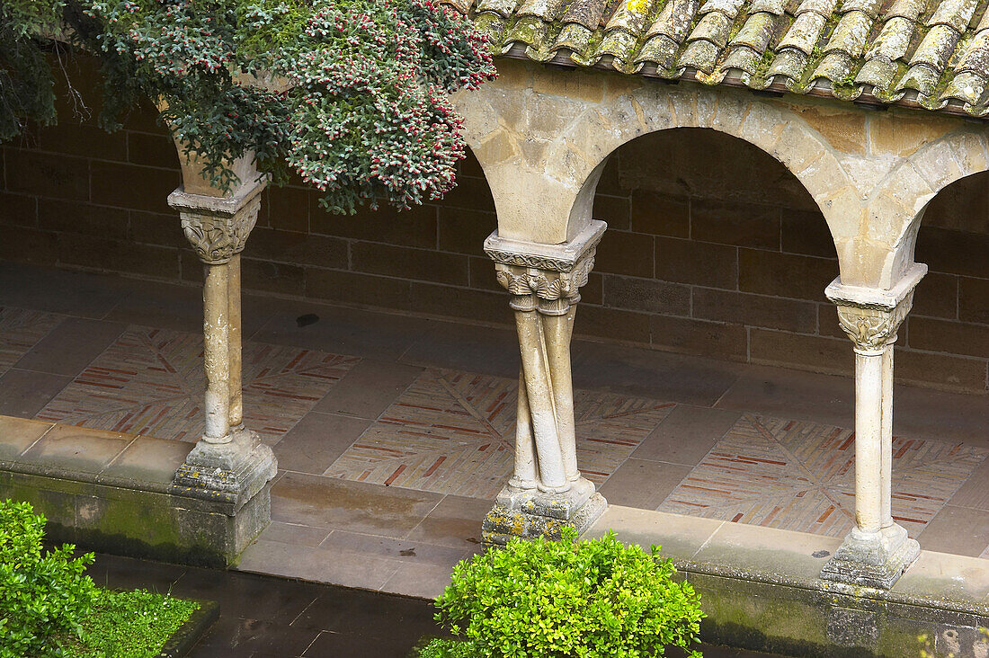Iglesia de San Pedro de la  Rua mit Kreuzgang, gedrehte Säulen, Estella, Navarra, Spanien