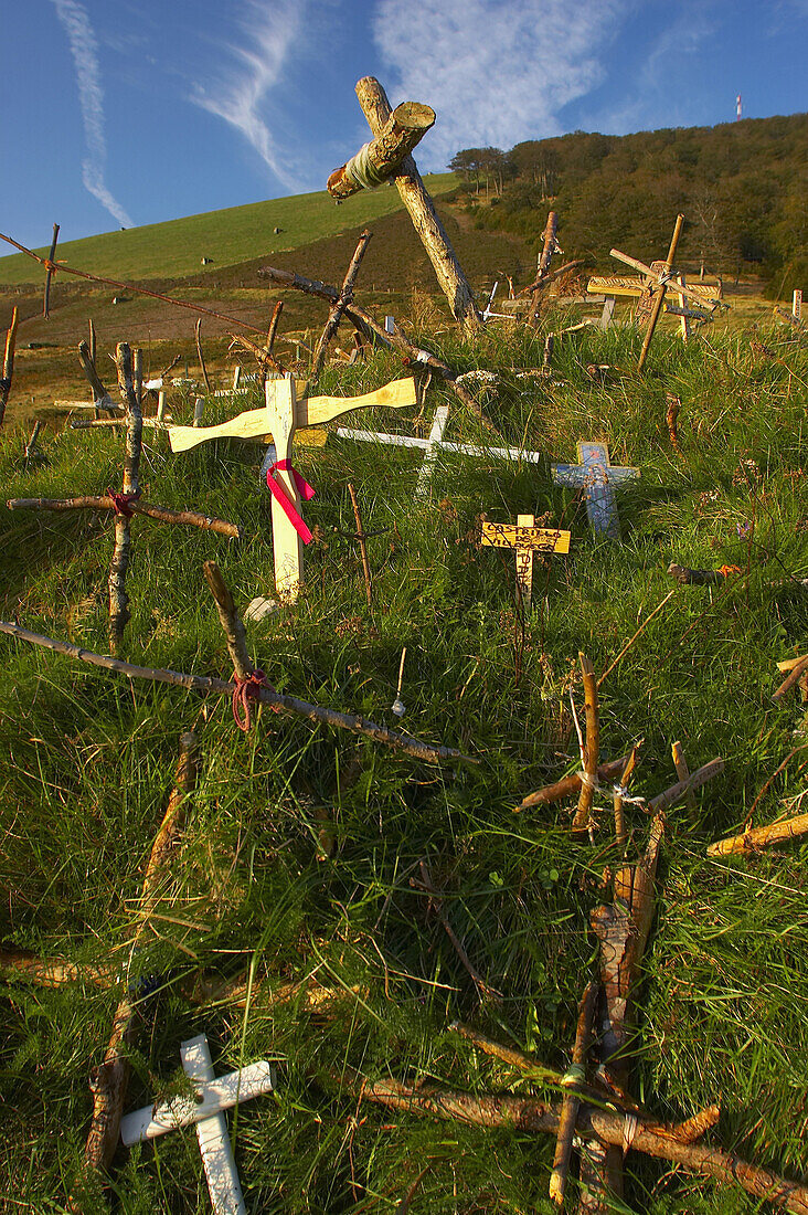 Kreuze von Pilgern, Ibaneta-Pass, Pyrenäen, Navarra, Spanien
