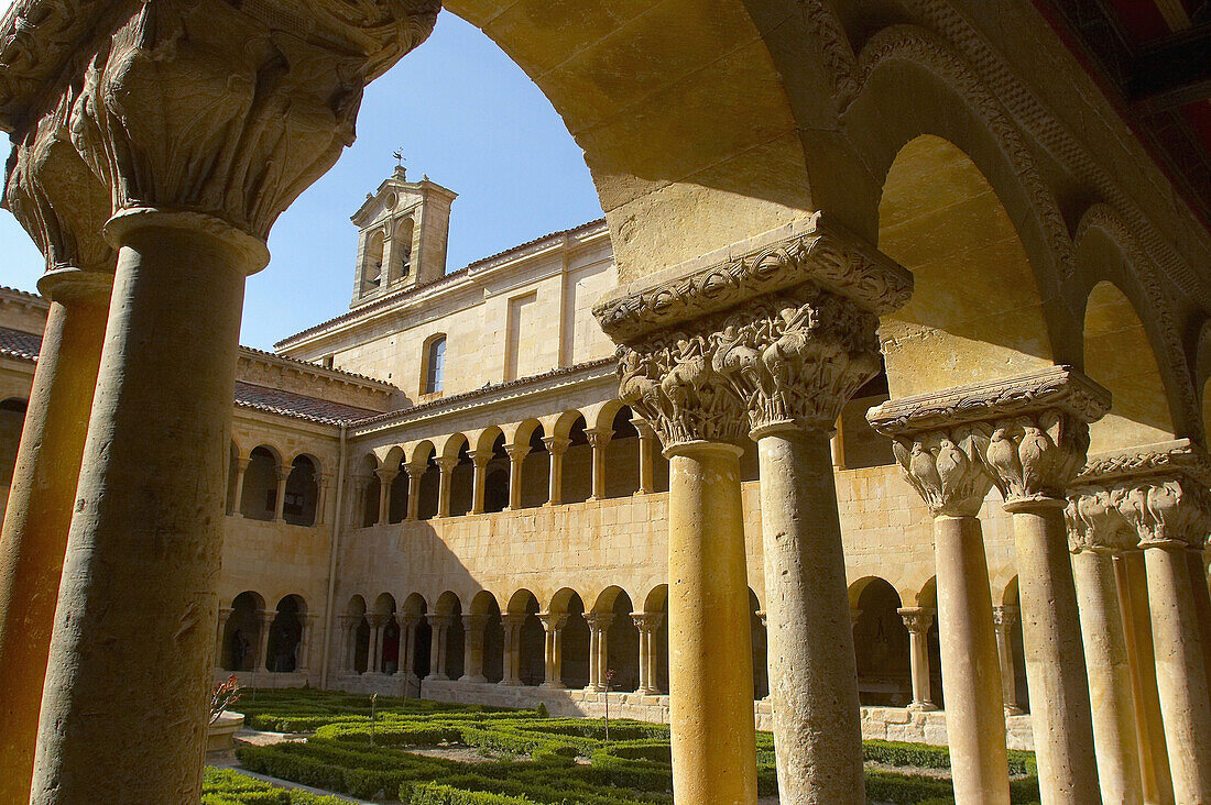 Kreuzgang des gleichnamigen Benediktiner Klosters, Monasterio de Santo Domingo de Silos, Kastilien-Leon, Spanien