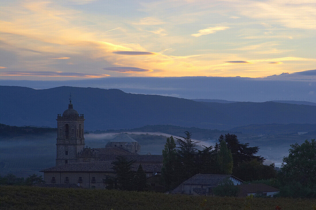Altes Benediktiner Kloster, Santa María la Real de Irache, beim Sonnenaufgang, am Jakobsweg, Navarra, Spanien