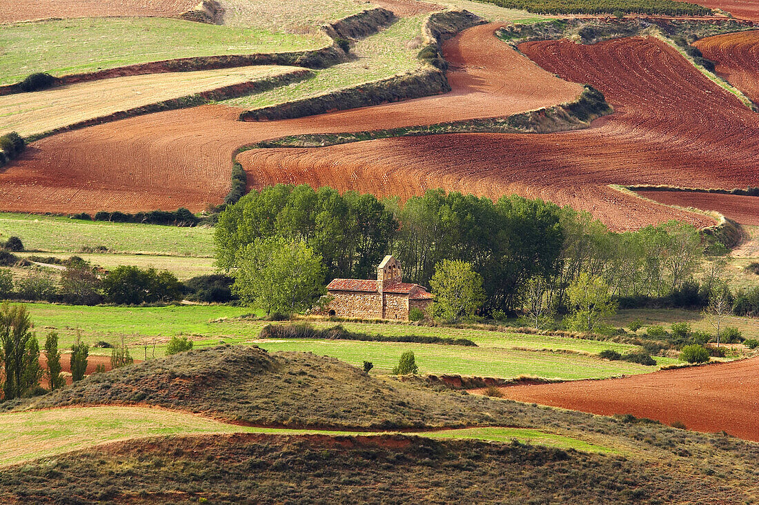 Ort am Jakobsweg, Blick in das Ebrobecken mit der Kapelle Sta. Fe de Palazuelos, Clavijo, La Rioja, Spanien