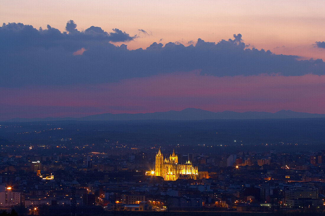 Stadt mit Kathedrale Santa María La Regla, Abendstimmung, Leon, Kastilien-León, Spanien