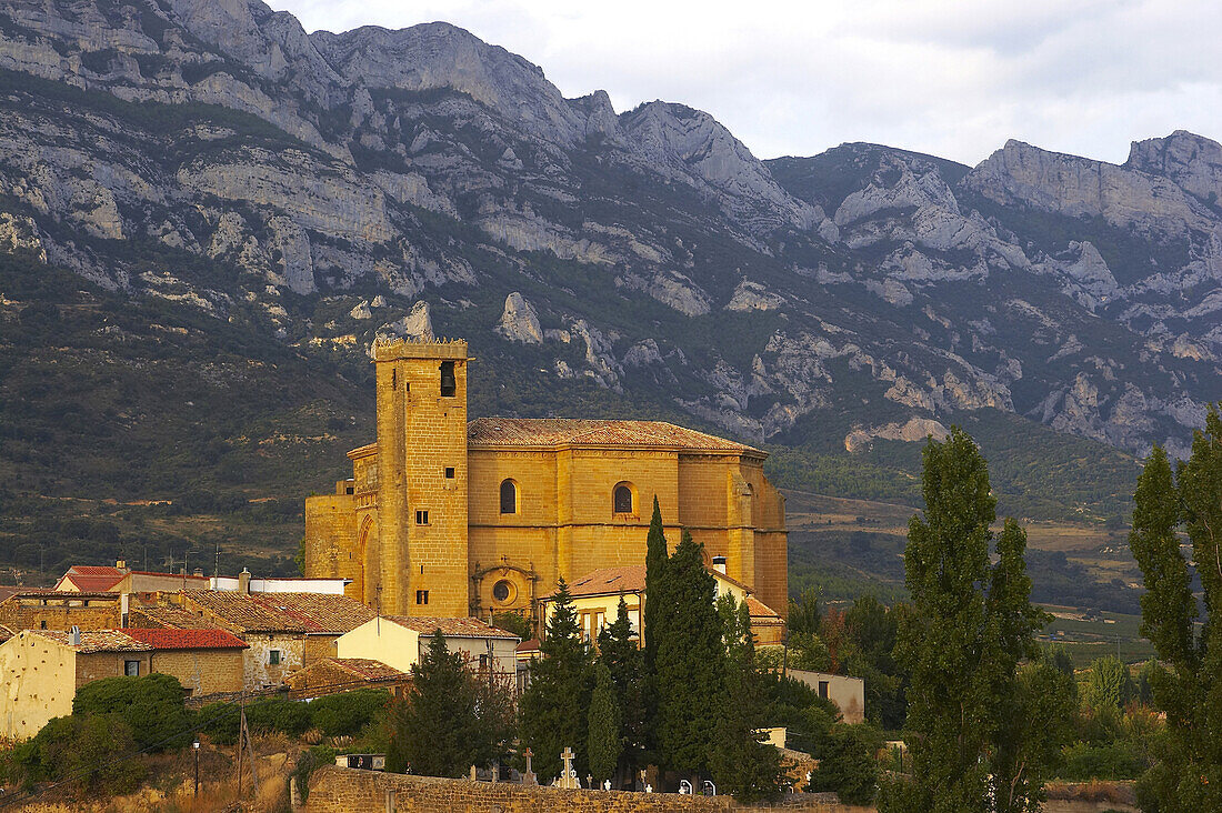 Kirche mit Elementen im Mudejar Stil und Dorf, Samaiengo, Baskenland, Spanien