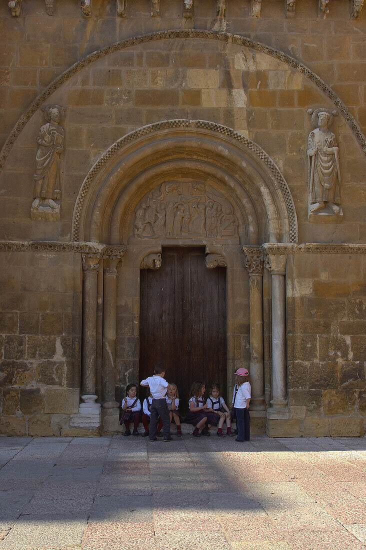 Außenansicht der Königlichen Stiftskirche San Isidoro, Seiteneingang mit Kindern, Leon, Kastilien-Leon, Spanien