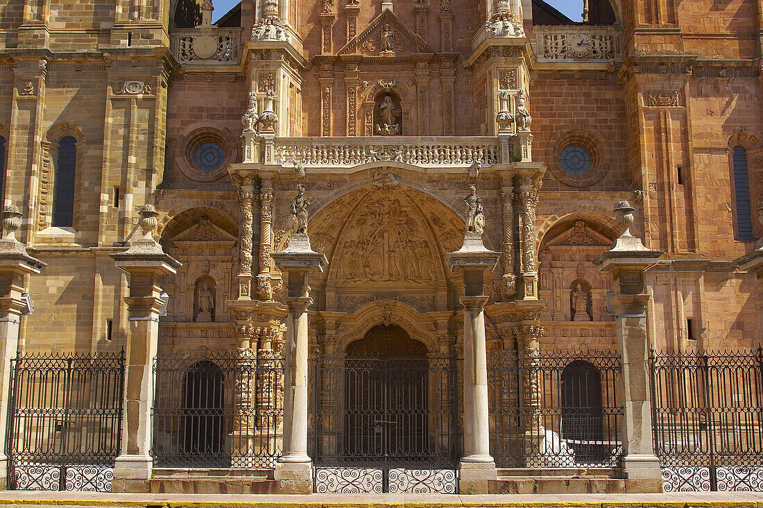 Außenansicht der Kathedrale Santa María, Astorga, Kastilien-Leon, Spanien
