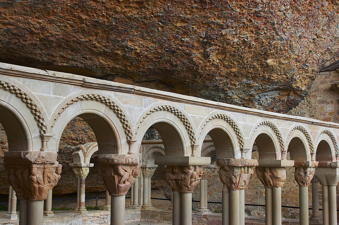 Kapitelle im Kreuzgang eines ehemaligen romanischen Klosters aus dem 9. Jahrhundert in Felsen, San Juan de la Pena, Huesca, Huesca, Aragonien, Spanien