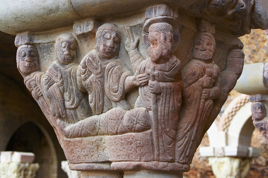 Kapitelle im Kreuzgang eines ehemaligen romanischen Klosters aus dem 9. Jahrhundert in Felsen, San Juan de la Pena, Huesca, Huesca, Aragonien, Spanien