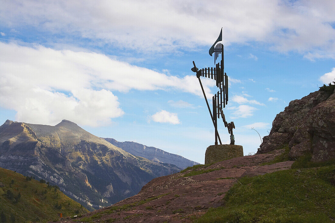 Skulptur eines Pilgers auf Passhöhe, Somportpass, Huesca, Aragonien, Spanien