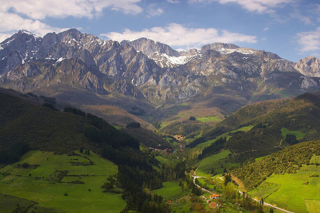 Landscape, Picos de Europa, with view towards Arguébanes, near Potes, Cantabrian Mountains, Cordillera Cantábrica, Cantabria, Spain