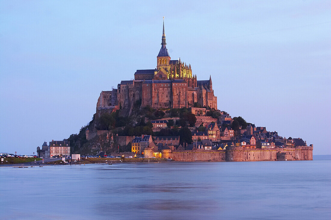 Mont St.Michel in Morgenstimmung mit Kloster, Insel, Bretagne, Departement Manche, Frankreich