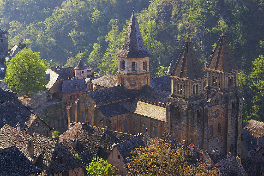 Conques Kathedrale in Morgenstimmung, Jakobsweg, Conques, Region Auvergne, Departement Aveyron, Frankreich, Europa
