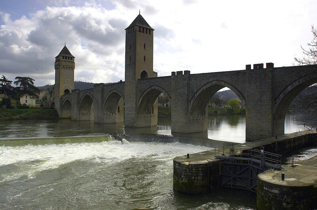 Alte Steinbrücke mit Türmen und Schleuse, Pont Valentré, Cahors, Lottal, Department Lot, Frankreich