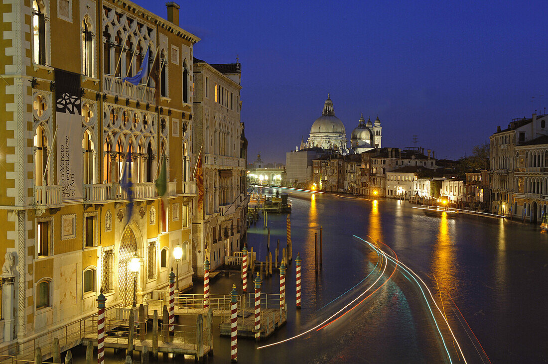 Italien, Veneto,Venedig, Canal Grande, Blick von Accademia-Brücke auf Kirche Santa Maria della Salute, Abend