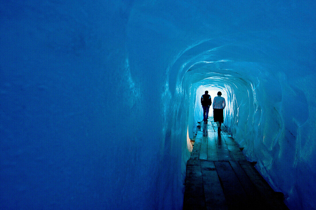 Eisgrotte Rhonegletscher, Motorradtour im Juni über Alpenpässe in Österreich und Schweiz, Furkapass, Rhonegletscher hinter Hotel Belvedere, Eisgrotte