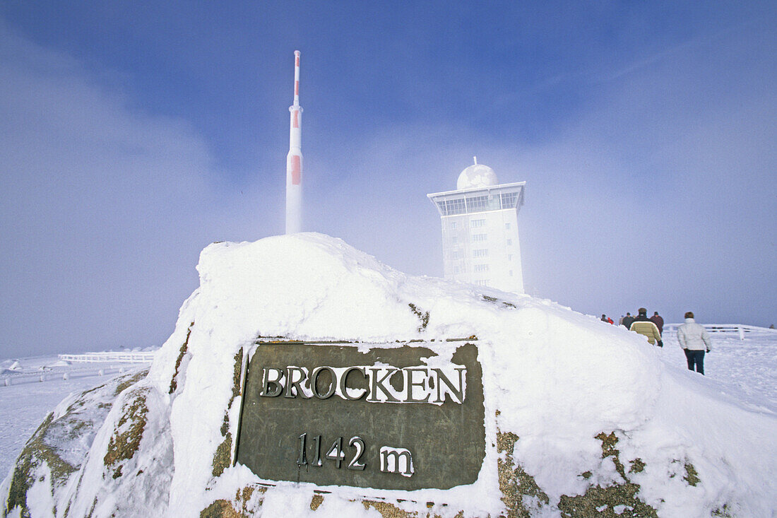 Schnee auf dem Brockengipfel, Brocken, Brockengipfel, Schnee, verschneit, Wegweiser, Wanderer, Harz, Schierke, Sachsen-Anhalt