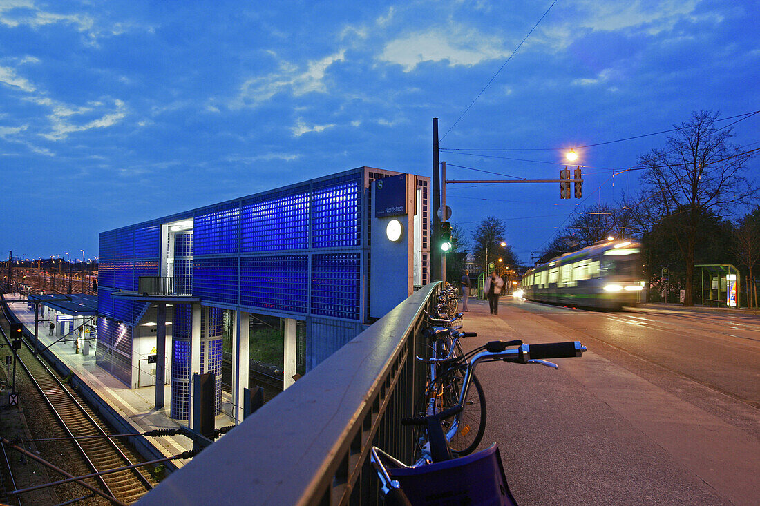 öffentlicher Nahverkehr Hannover, Stadtbahnstation, Bahnhof Nordstadt, Blaues Wunder, blau, Glasbausteine, Nachtaufnahme, Architekt Hansjörg Göritz, Deutsche Bahn, Fahhräder auf Strassenbrücke, Haltestelle