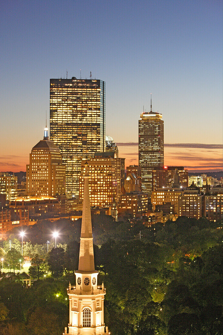 Park Street Church und dahinter der Boston Public Garden und der Common. Die Hochhäuser im Hintergrund sind der Hancock und Prudential Tower, Boston, Massachusetts, Vereinigte Staten, ,USA