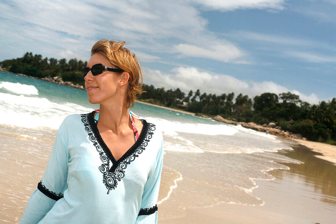Frau am Strand, Angsana beach resort, Bintan Insel, Indonesien