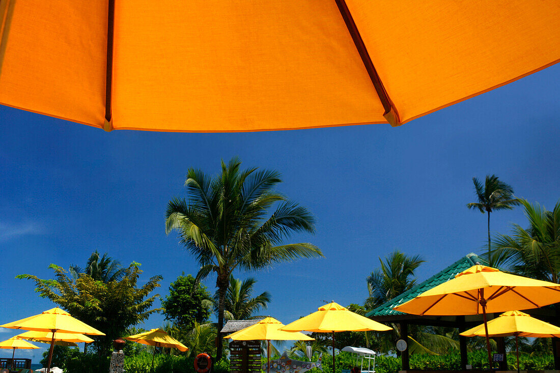 Sonnenschirme, Angsana resort, Bintan Insel, Indonesien