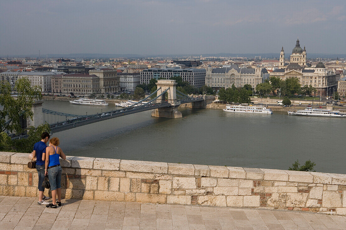 Blick vom Burgberg auf Donau mit Kettenbrücke, Buda, Budapest, Ungarn, Europa