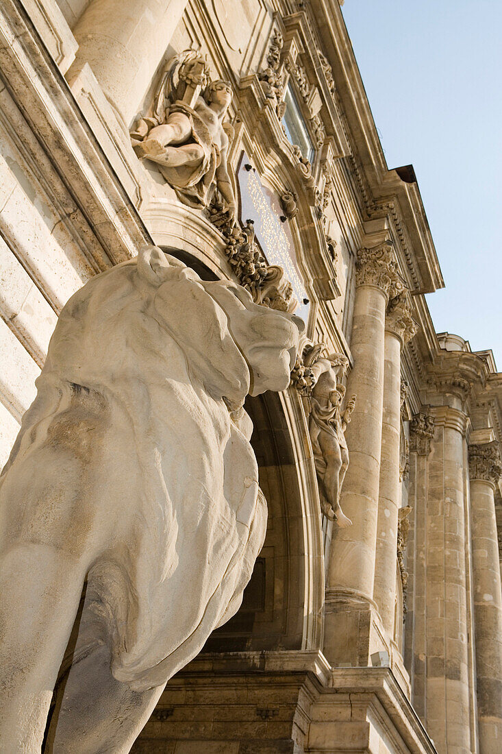 Löwenstatue am Burgpalast, Buda, Budapest, Ungarn, Europa