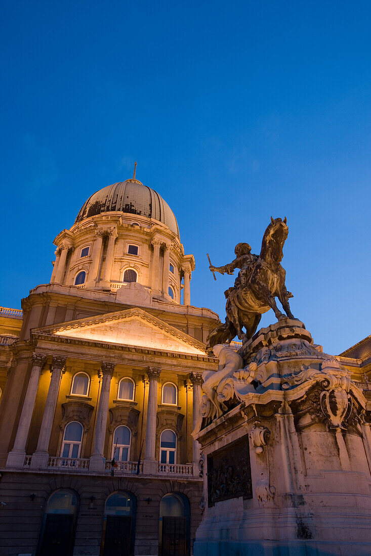 Burgpalast im Dämmerlicht, Buda, Budapest, Ungarn, Europa