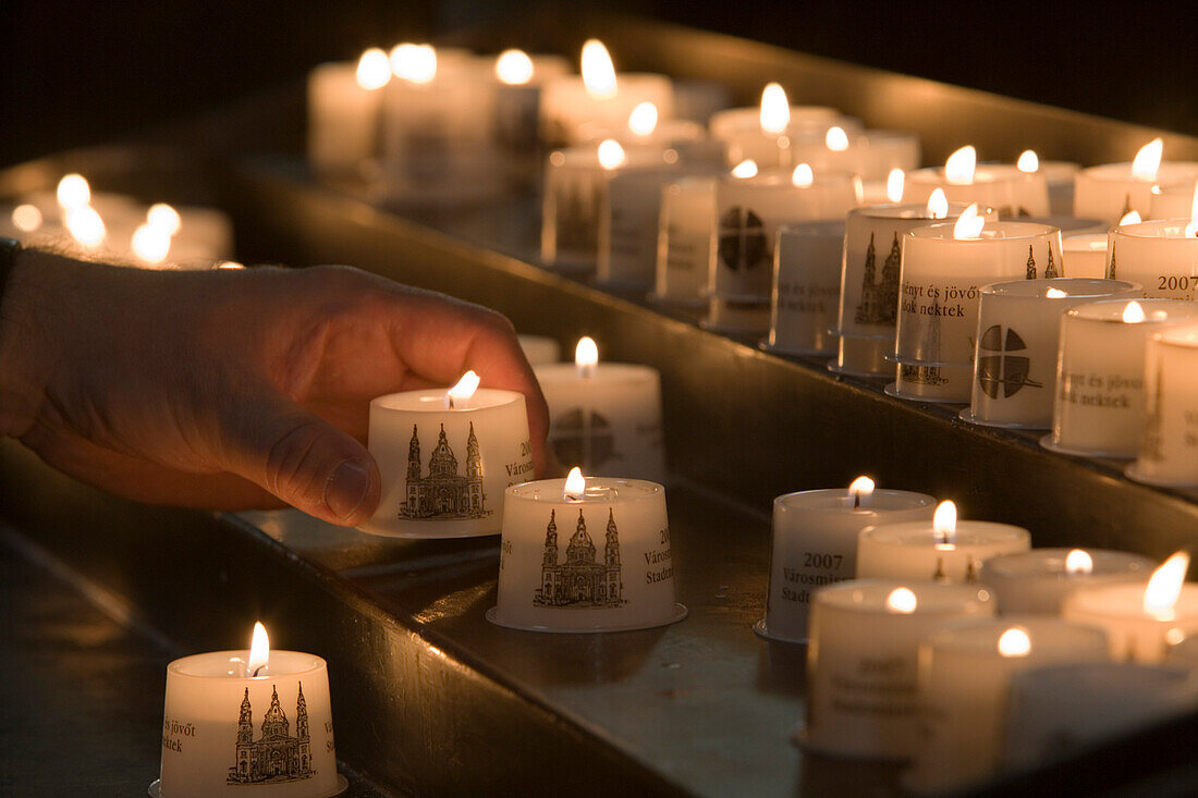 Opferlicht Kerzen in der St.-Stephans-Basilika Kirche, Pest, Budapest, Ungarn, Europa
