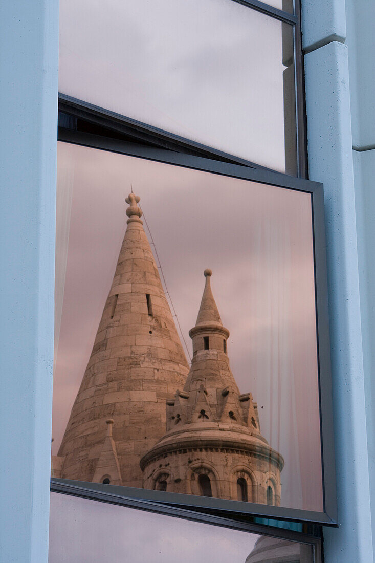 Spiegelung der Fischerbastei im Fenster von Hilton Hotel, Buda, Budapest, Ungarn, Europa