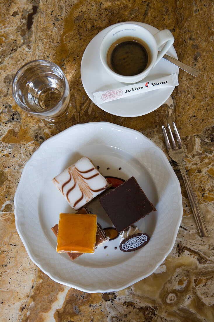 Gerbeaud Kuchen Variationen im berühmten Gerbeaud Café, Pest, Budapest, Ungarn, Europa