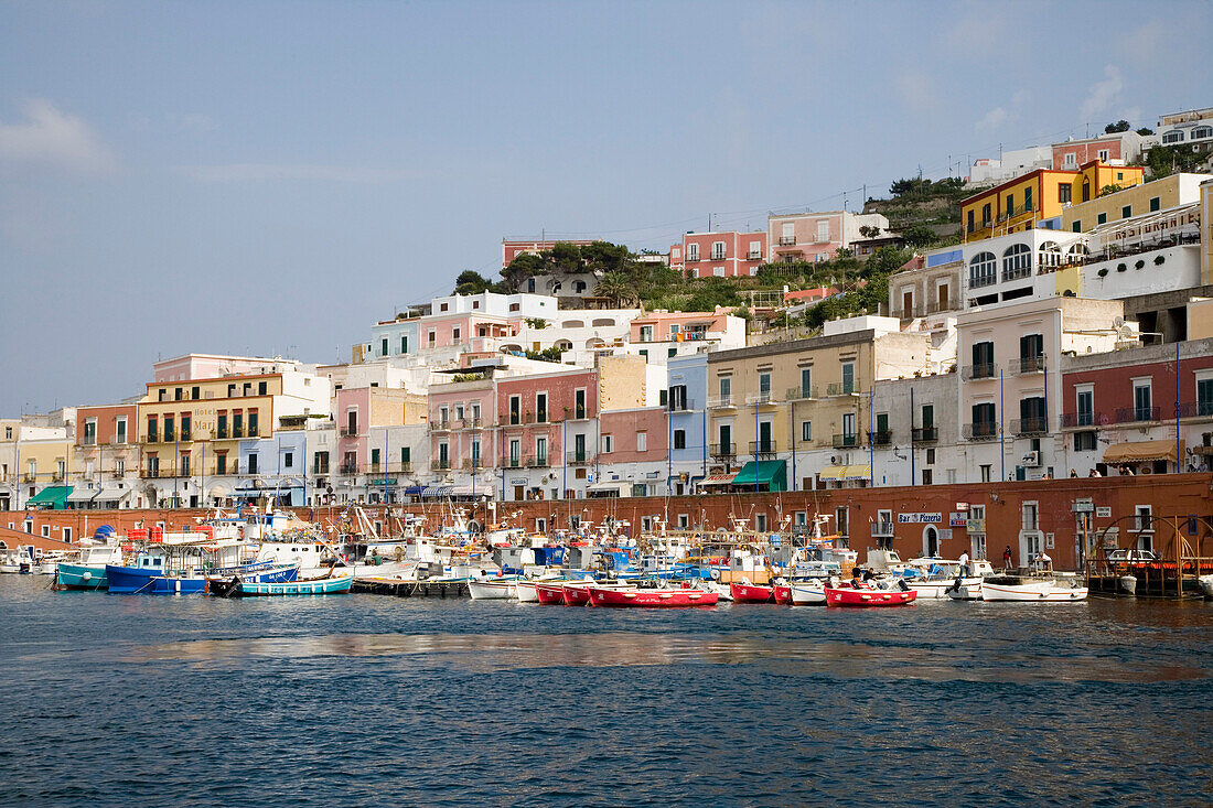 Fischerboote und bunte Häuser am Hafen von Ponza, Pontinische Inseln, Italien, Europa