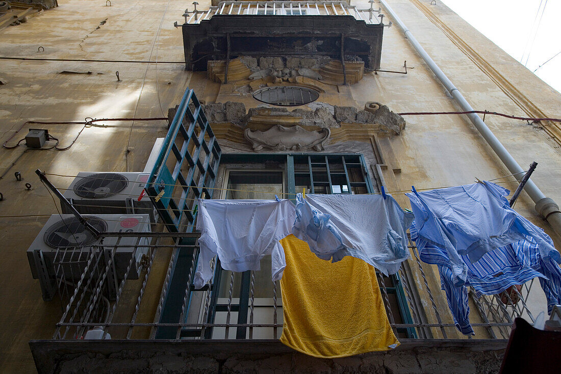 Wäsche hängt an Leine in der Altstadt von Neapel, Kampanien, Italien, Europa