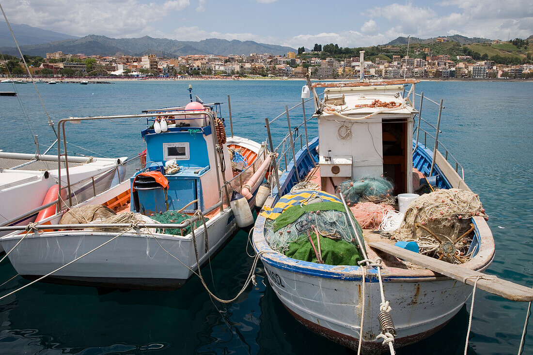 Fischerboote im Hafen von Giardini Naxos, Sizilien, Italien, Europa