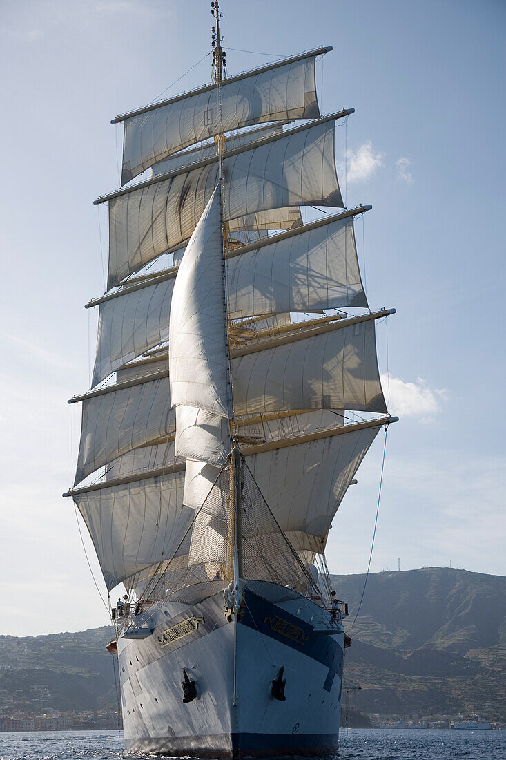 Großsegler Royal Clipper unter vollen Segeln nahe Lipari, äolische Inseln, nahe Sizilien, Italien, Europa