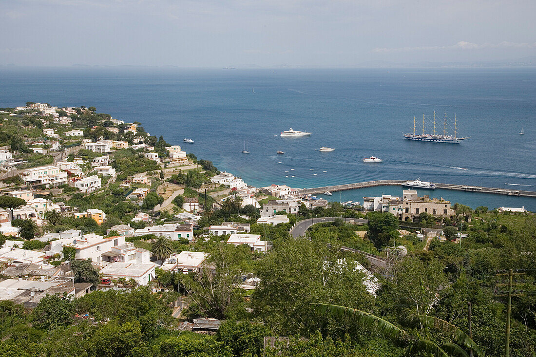 Großsegler Royal Clipper vor Anker vor der Insel Capri, Kampanien, Italien, Europa