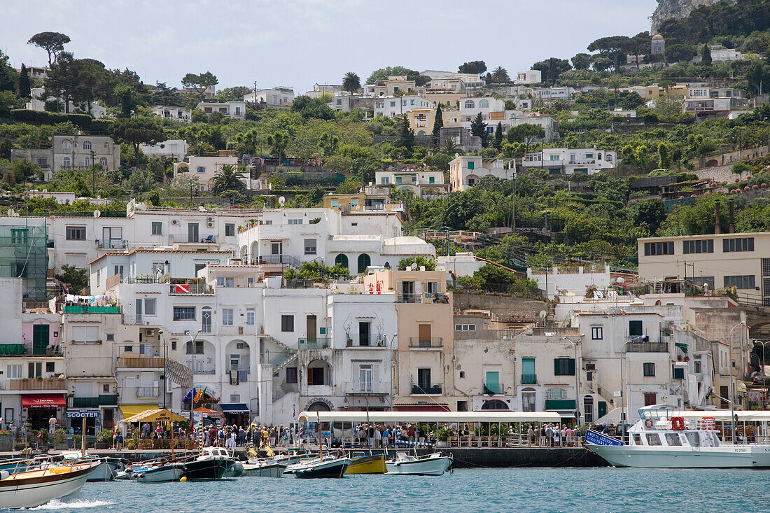 Bunte Häuser und Boote an der Marina Grande auf der Insel Capri, Kampanien, Italien, Europa